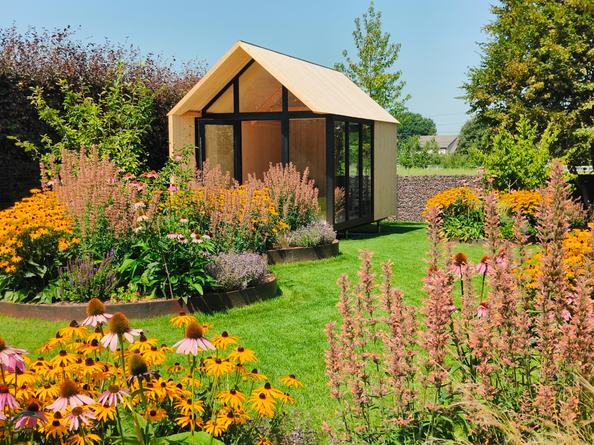 Kleurrijke tuin met tuinkantoor - Project Zavelput